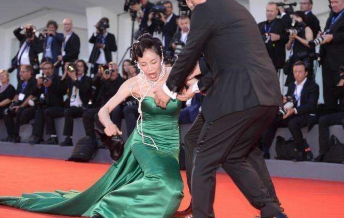 盘点明星红毯翻车瞬间景珂摔出容器孙菲菲裙子被踩到下滑