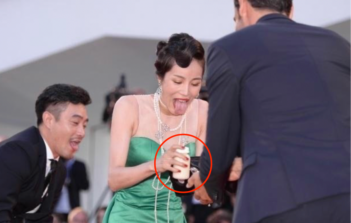 盘点明星红毯翻车瞬间景珂摔出容器孙菲菲裙子被踩到下滑