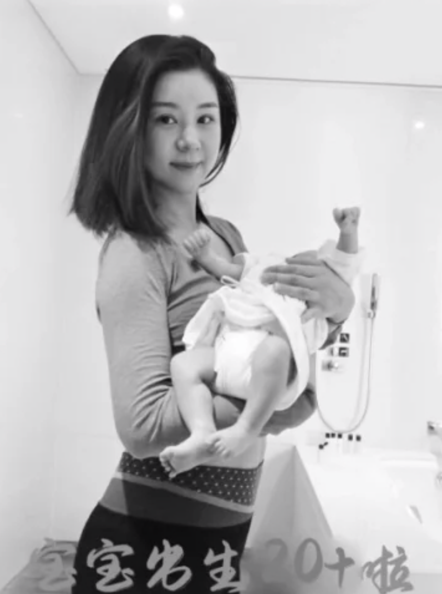 李小萌产后20天晒创意写真回顾孕期变化记录儿子成长温馨感人