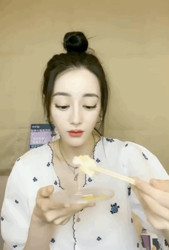 迪丽热巴真的是在认真吃饭合格干饭人