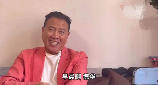 万梓良喜欢提携年轻人这一点也令他在圈中的地位很稳固,由于他情商高