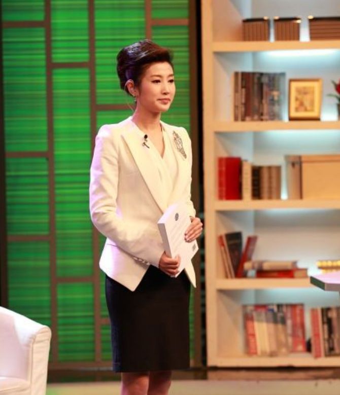 春妮二婚嫁给刚强挺着大肚子坚持主持高龄产子后全家乐开怀