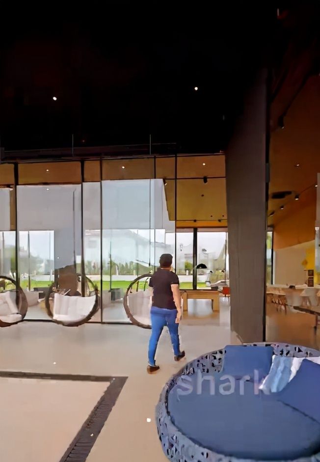 带新女友回家过圣诞,新购1800平米山景豪宅收房|圣诞节|内马尔|豪宅