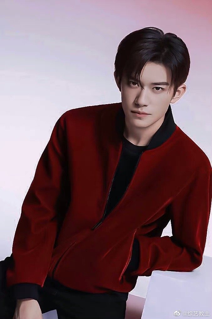 新年新片红色夹克造型红色衣服和新年适配度超级高