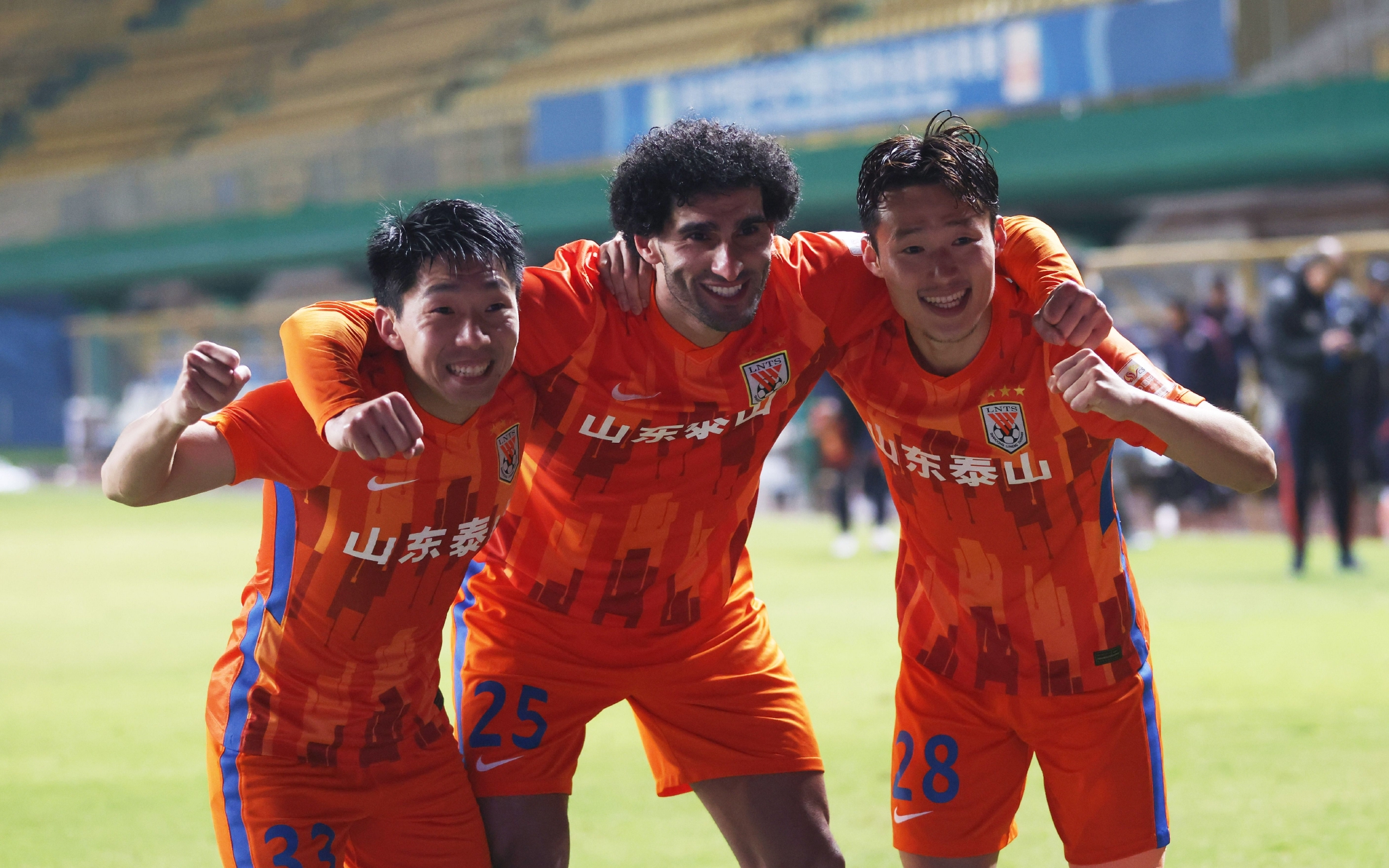 凭借费莱尼和徐新的进球,山东泰山2比0击败河北队,提前3轮夺得2021