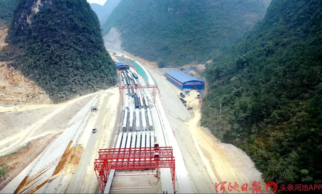 天巴高速首座长隧道顺利贯通|隧道|高速公路|高速_新浪新闻