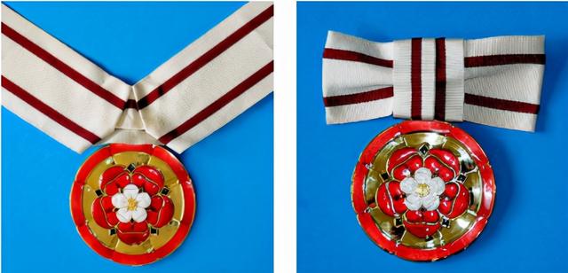 副郡尉勋章的绶带为领绶,女式勋章还有一种绶带为蝴蝶结襟绶(郡尉的