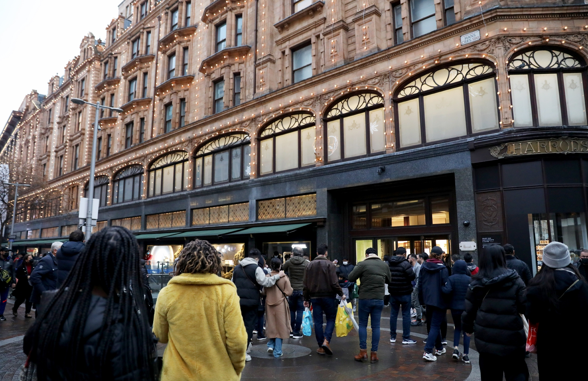 新华社记者李颖摄12月26日,市民坐在英国伦敦牛津街一家商店的打折