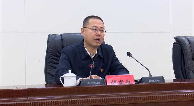 在杏花岭区,市委宣讲团成员,市委宣传部常务副部长胡建林作宣讲报告.