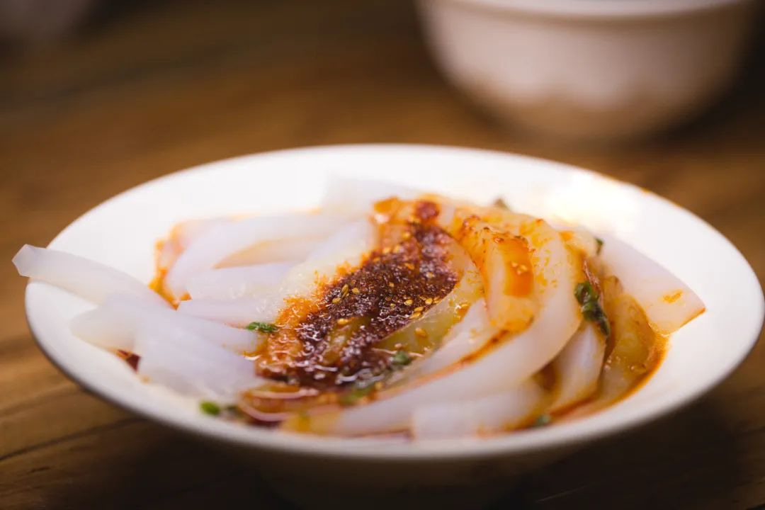 下图摄影/严肃除了酿皮,天水还有一款直接用醋做成的凉粉——张家川
