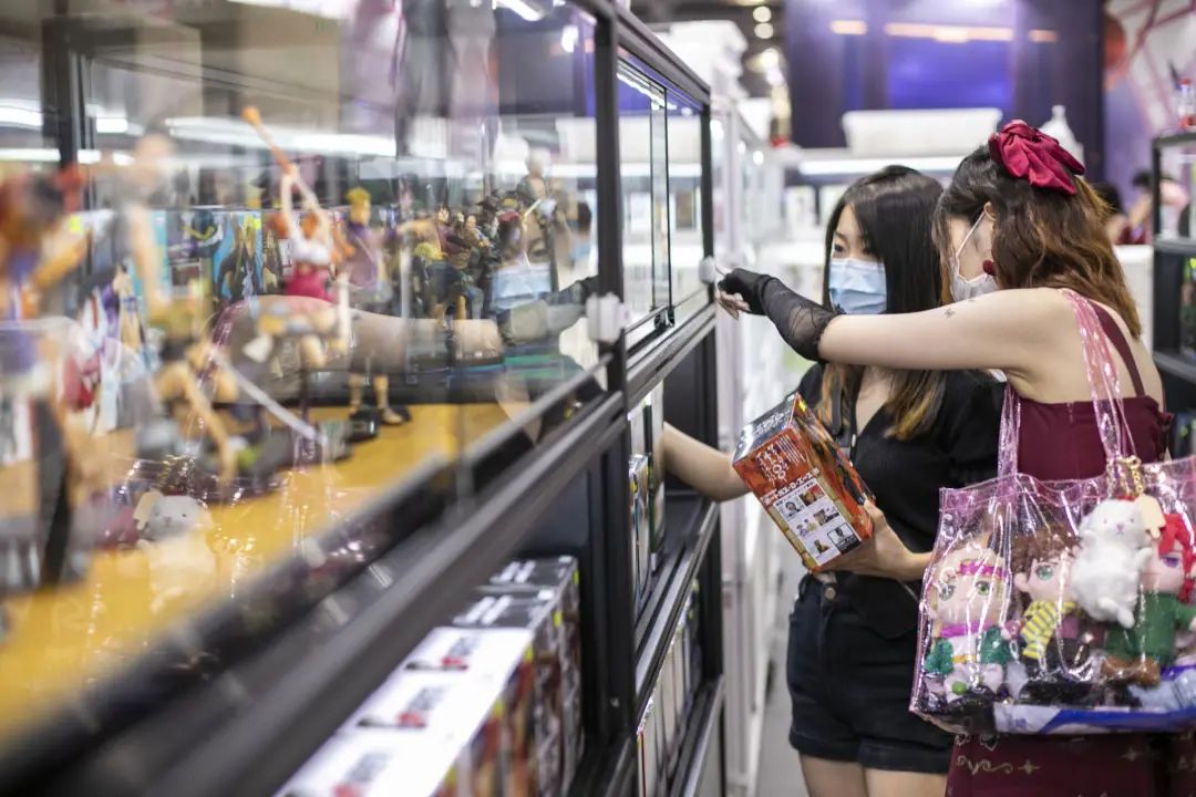 2020年上海第26届上海同人展(cp26),众多动漫迷参观购买手办.