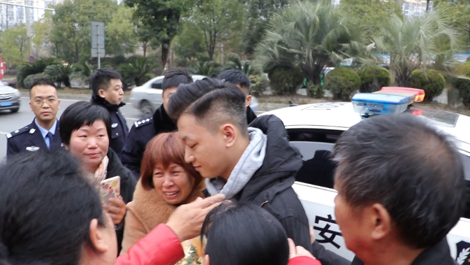 宝贝回家了！儿子走失贵州母亲一夜白了头，时隔26年亲人终团圆休闲区蓝鸢梦想 - Www.slyday.coM