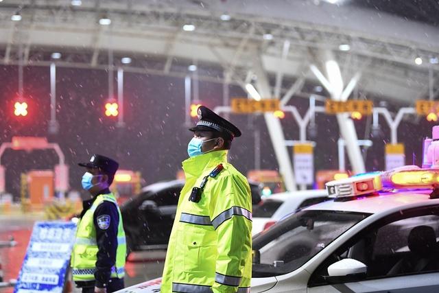 陕西咸阳一男子强闯疫情防控卡点 被警方行拘15天休闲区蓝鸢梦想 - Www.slyday.coM