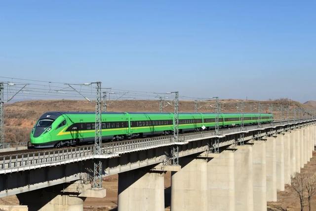 网红列车"绿巨人"来了!呼和浩特至巴彦淖尔城际动车组列车即将开行|列