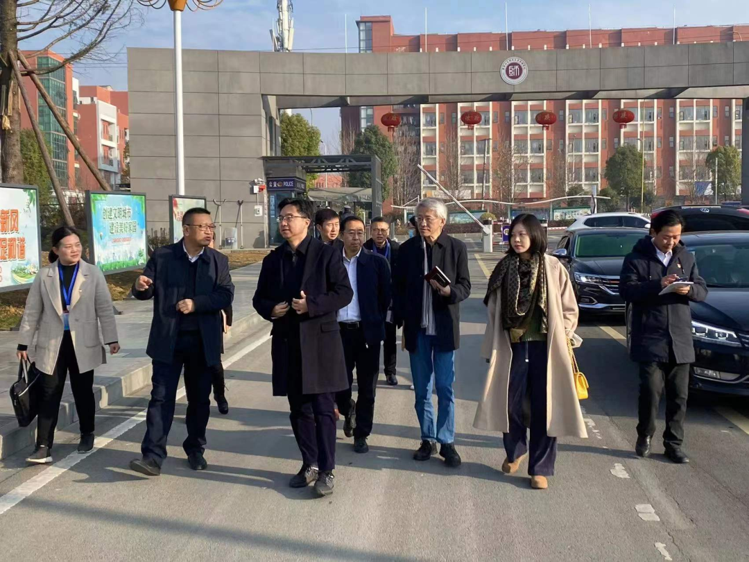 中国发展研究基金会项目调研组与运动宝贝集团总裁陈芸一起参观校园