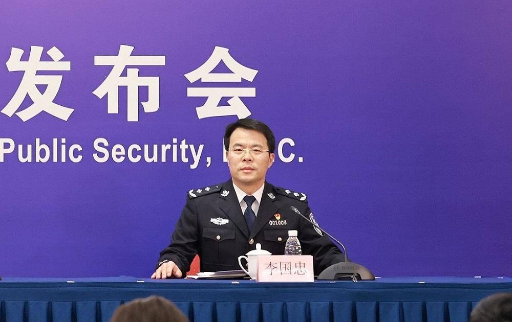公安部新闻发言人李国忠向记者介绍了全国第二批公安队伍教育整顿情况