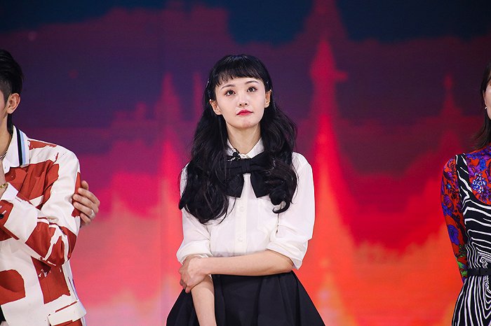 2020年12月22日,江苏无锡,郑爽在《追光吧哥哥》第二次公演舞台.