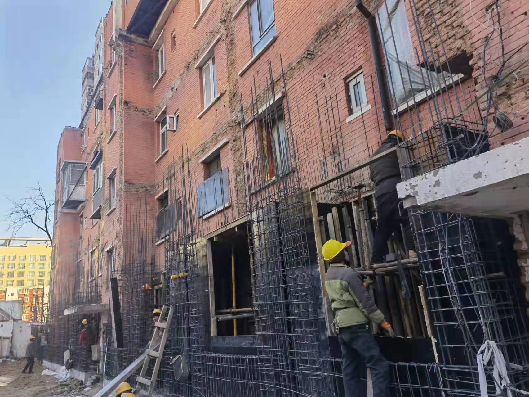 住总小区外扩式抗震加固改造正在紧锣密鼓地进行中.