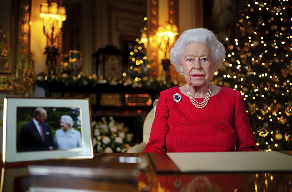当地时间2021年12月25日，英国温莎城堡，圣诞节当天，英国女王伊丽莎白二世按照近70年的惯例，通过电视直播发表圣诞祝福致辞。图自视觉中国