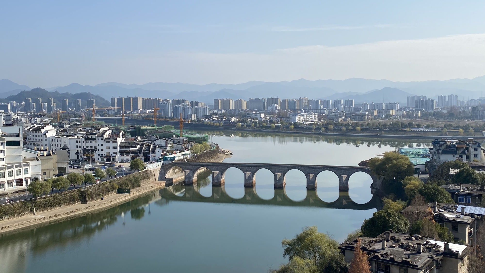 在老大桥修缮工程施工期间,老陈每天都拍一张照片,记录老大桥"重生"的