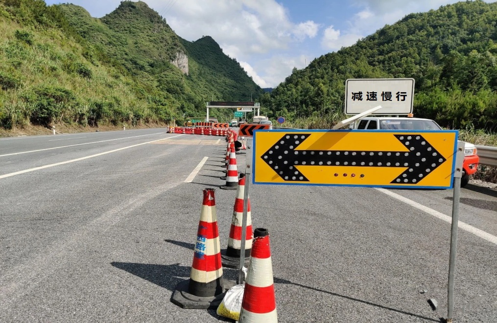 注意河池这段高速公路实施交通管制每半小时放行1次