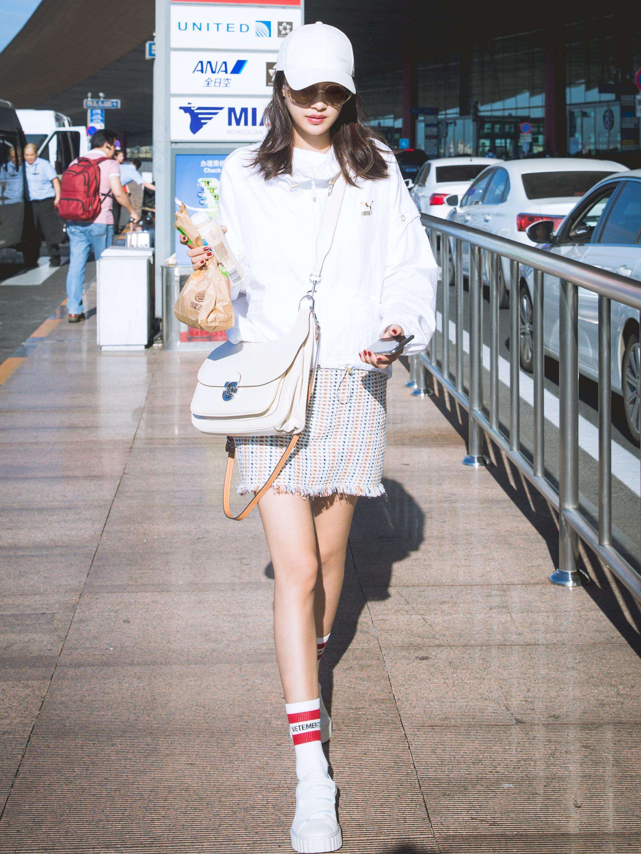 孙怡的直角肩绝了穿绿色缎面礼服美到撩人她的漫画腿更是抢镜