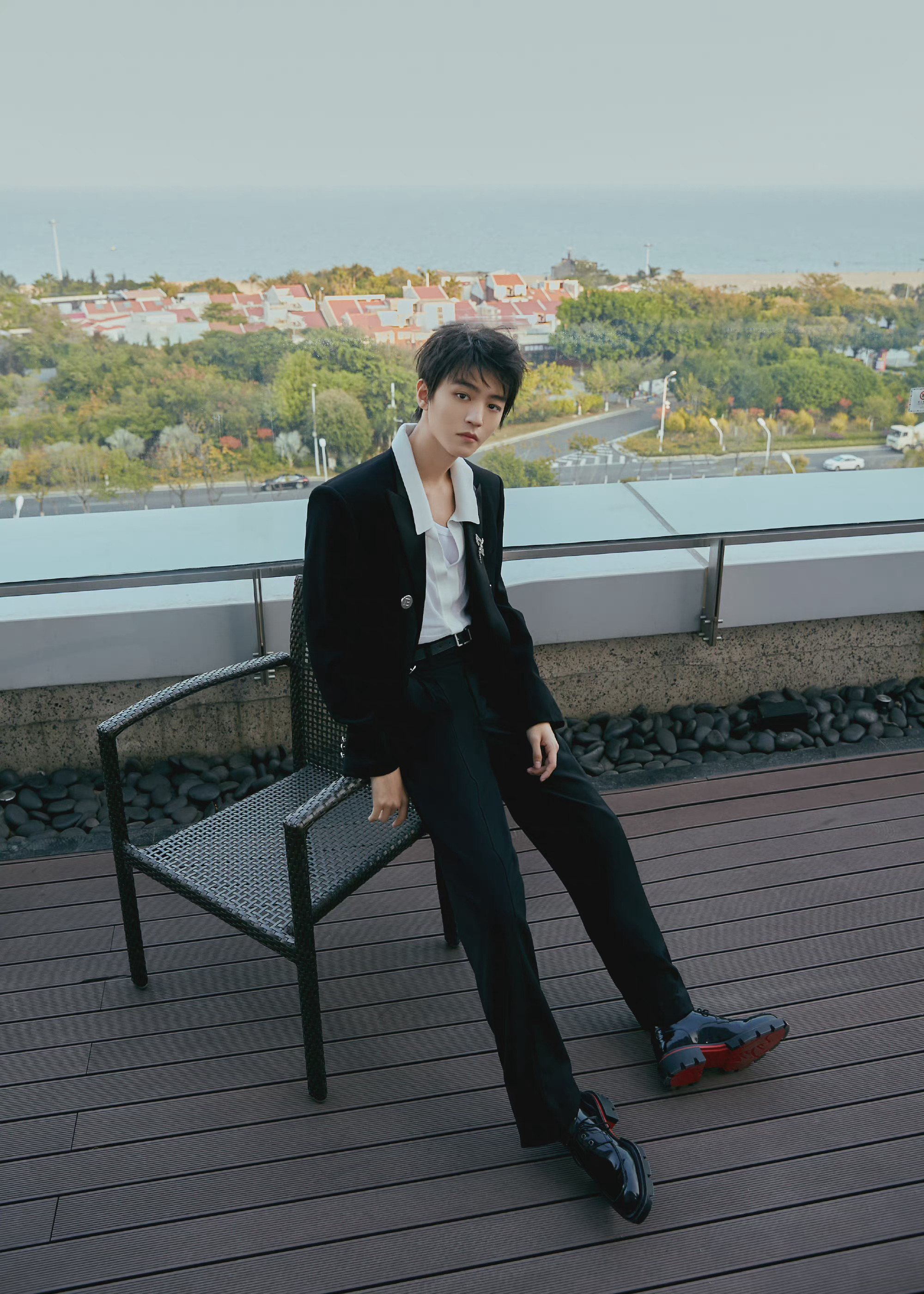 王俊凯金鸡百花电影节开幕式造型,黑色西装套装展现精英气场,少年英气