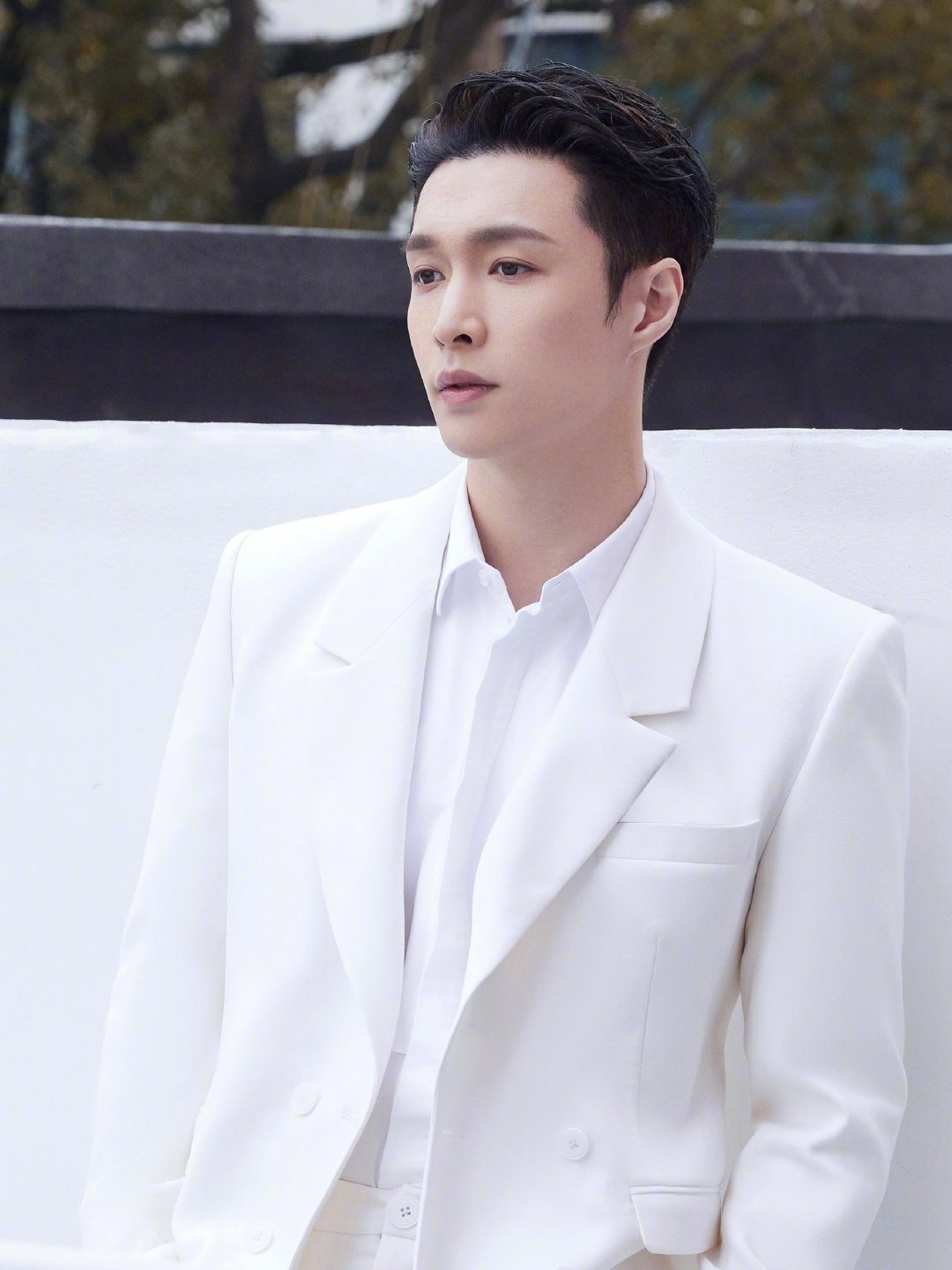 张艺兴今日活动造型完美驾驭纯白西装是白马王子吧