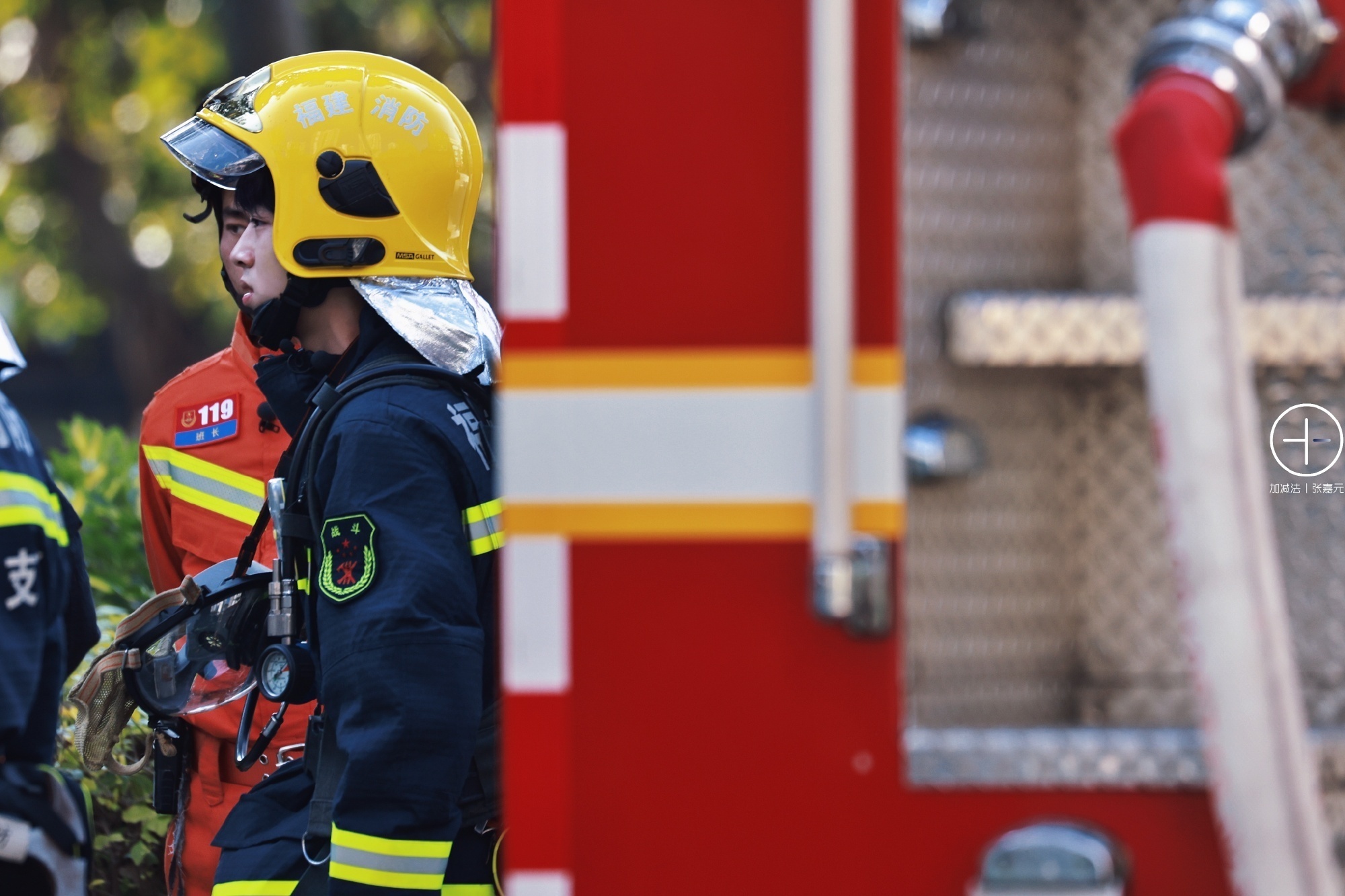 张嘉元《一往无前的蓝》录制路透 消防员造型帅气十足……|张嘉元