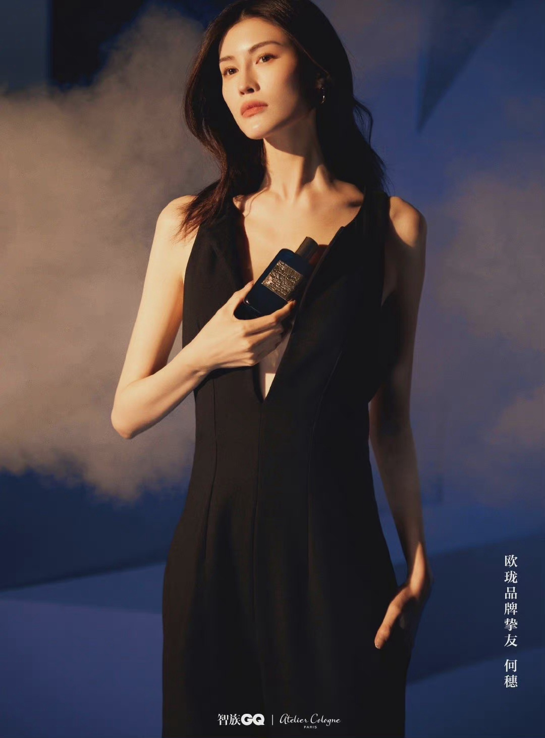 何穗新代言大片,无论是黑色深v裙还是白色齐肩裙都绝绝子!