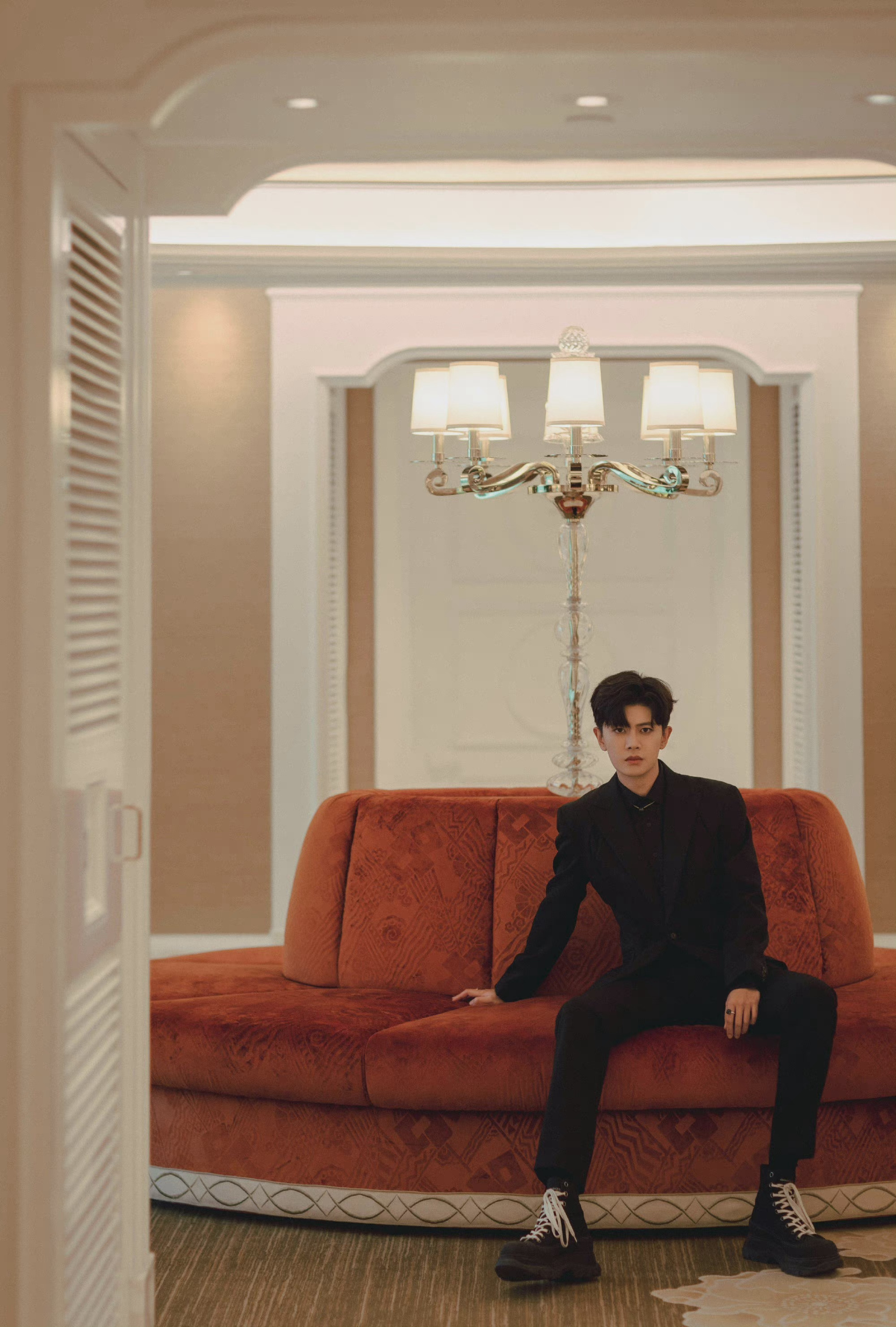 任嘉伦昨日活动造型图,身材比例绝了!|任嘉伦_新浪新闻