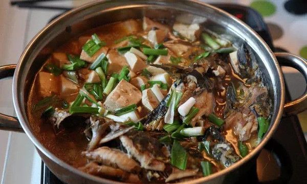 安庆菜,汪丫鱼烧豆腐,将活蹦乱跳的黄颡鱼现杀现烹,勿以油煎,取其本味