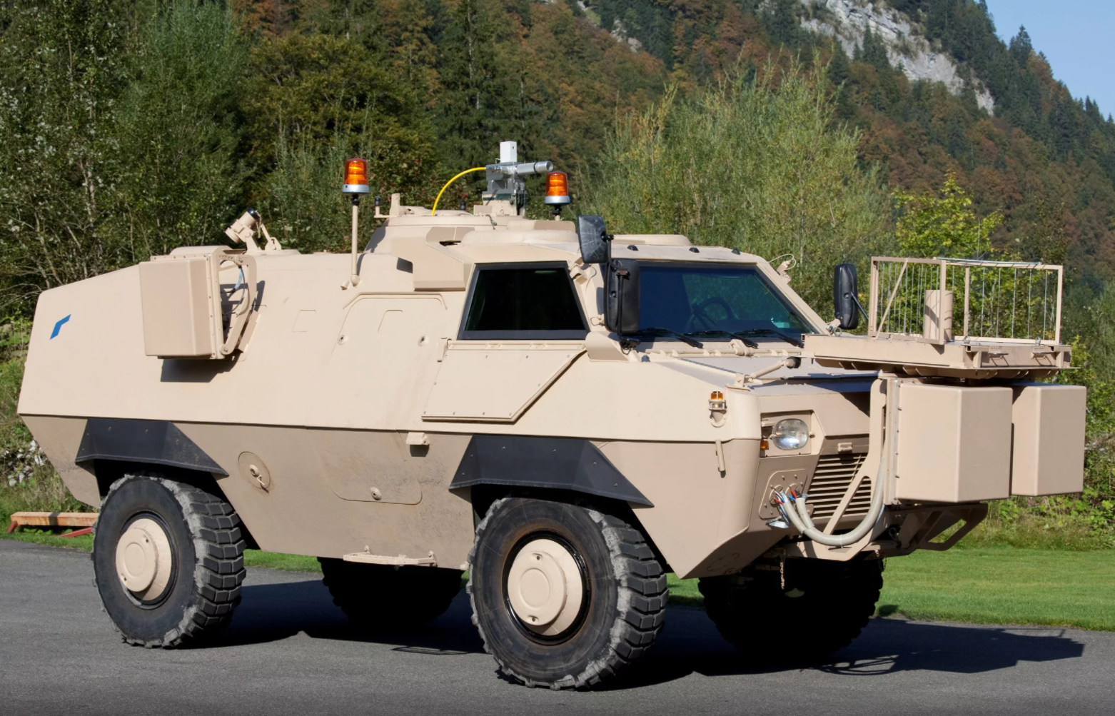 tm170装甲运兵车,出自于亨舍尔公司之手,担负日常保卫等职能!__财经头