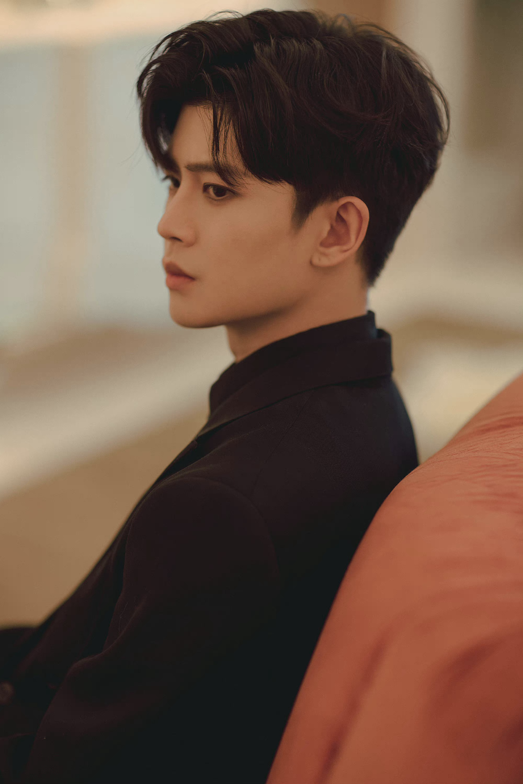 任嘉伦昨日活动造型图,身材比例绝了!|任嘉伦_新浪新闻