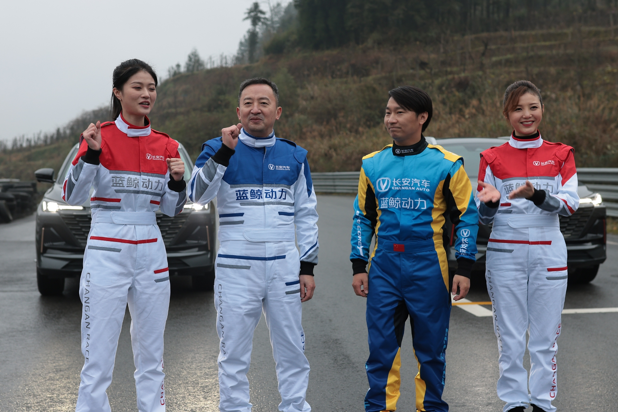 写在最后而在直播期间,美女车手华婷婷还与车手冠军万金存还分别驾驶