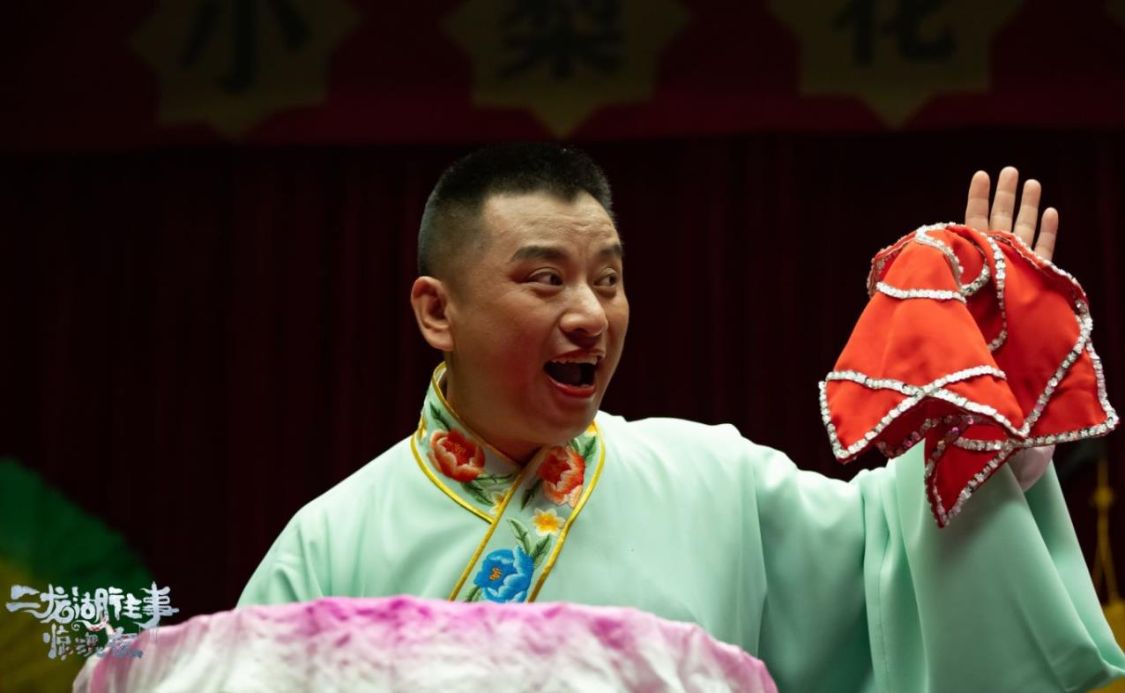 女主角六岁红的扮演者闫晶贻是赵本山第71号弟子,扎实的表演基本功