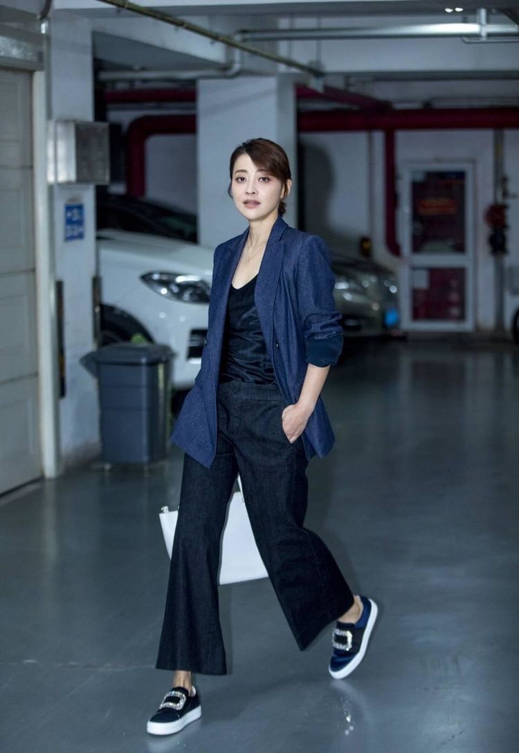 44岁梅婷完美展现"朴素美",素颜搭配超接地气穿搭,不失优雅感__财经