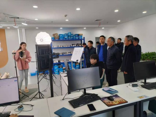 到达芜湖市弋江区,在芜湖市政府副秘书长,市政府办公室主任胡家宏