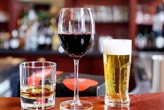 啤酒红酒和白酒到底哪个最伤身若喝错了肝脏早晚会被拖垮