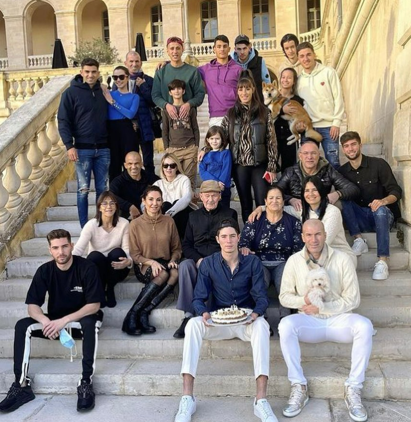 齐达内一家24口人合照:4个儿子长大了,都帅