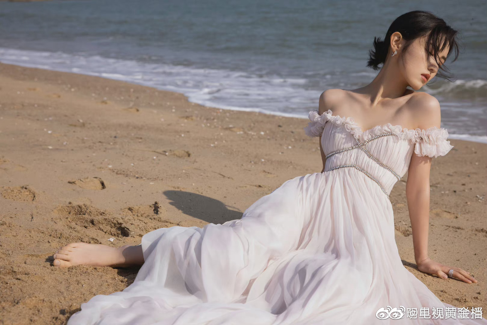 妹妹张子枫的白色长裙厦门海边照好美