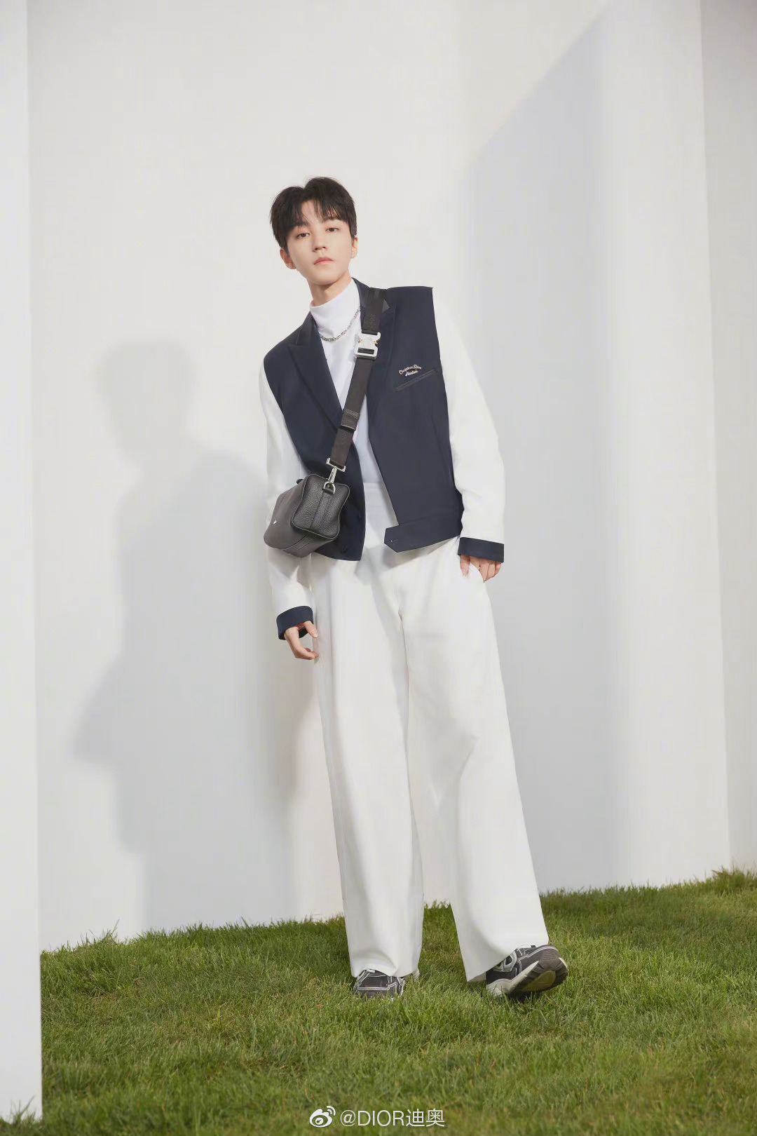 王俊凯冬日大片休闲运动风穿搭与时尚气质完美融合