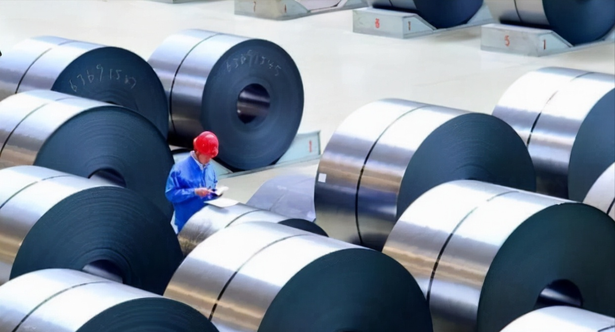 历经711次失败国产手撕钢打破垄断厚度0015毫米一吨卖200万