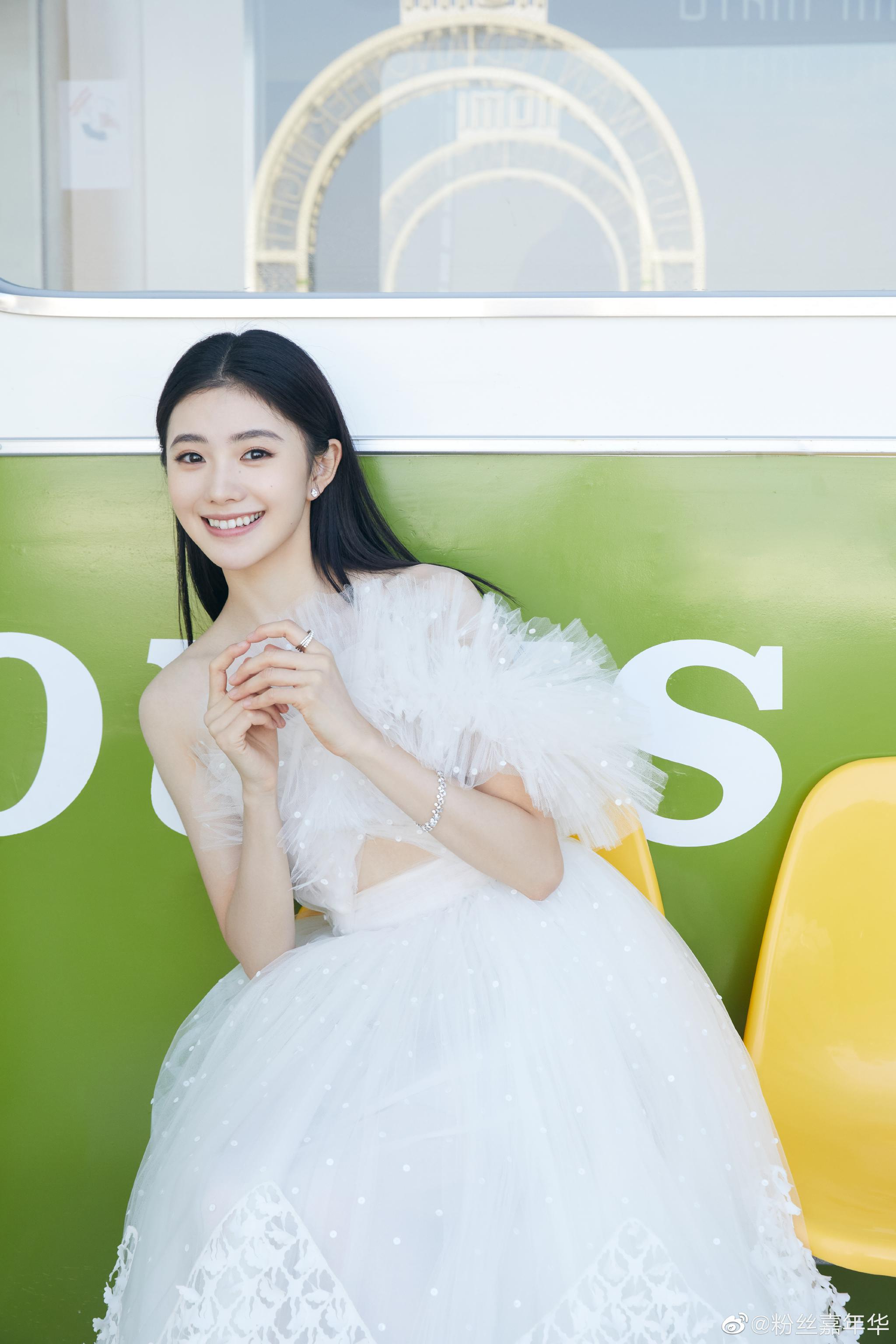 今日金鸡节开幕式刘浩存身着一袭白色礼服裙亮相自然灵动