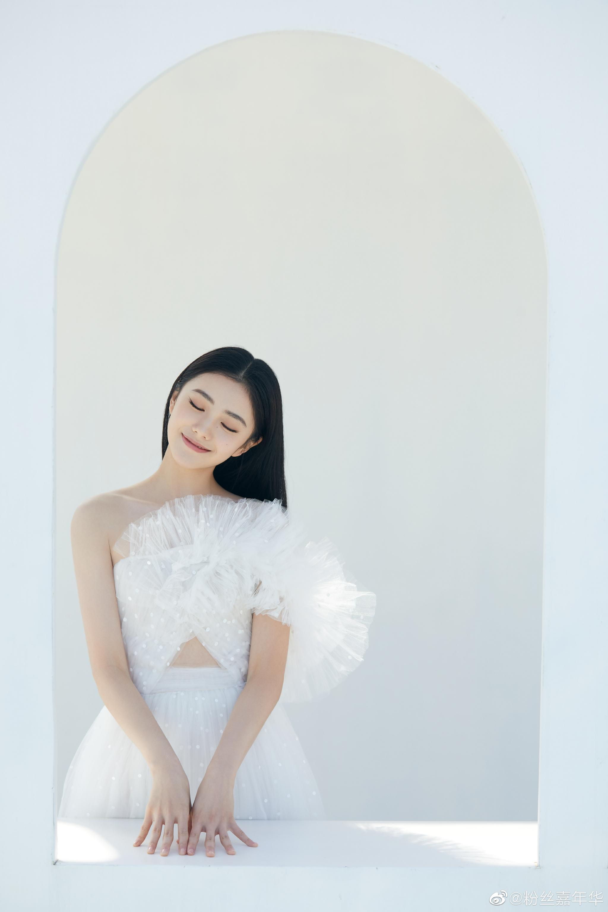 今日金鸡节开幕式刘浩存身着一袭白色礼服裙亮相自然灵动