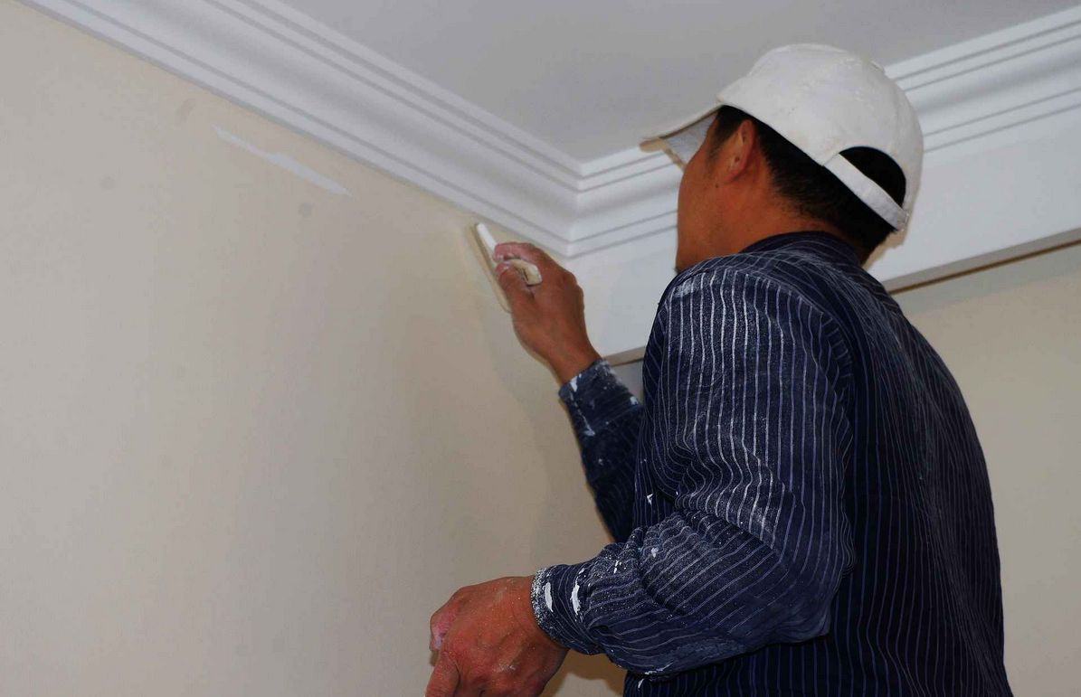 可以把它小面积的墙面做一个补漆的施工,也可以用砂纸把它周围打磨