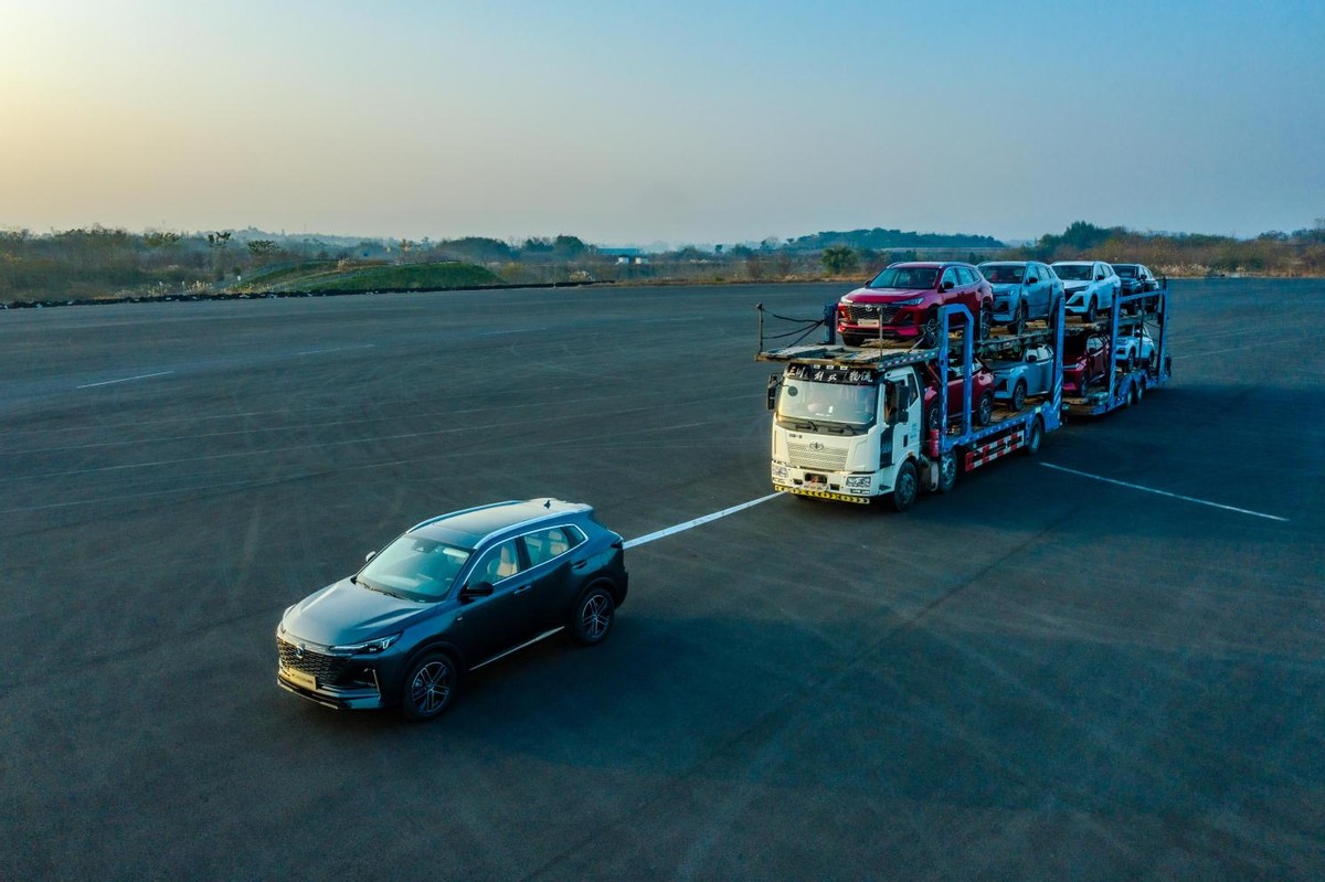 一口气拉动24辆汽车长安第二代cs55plus如何办到