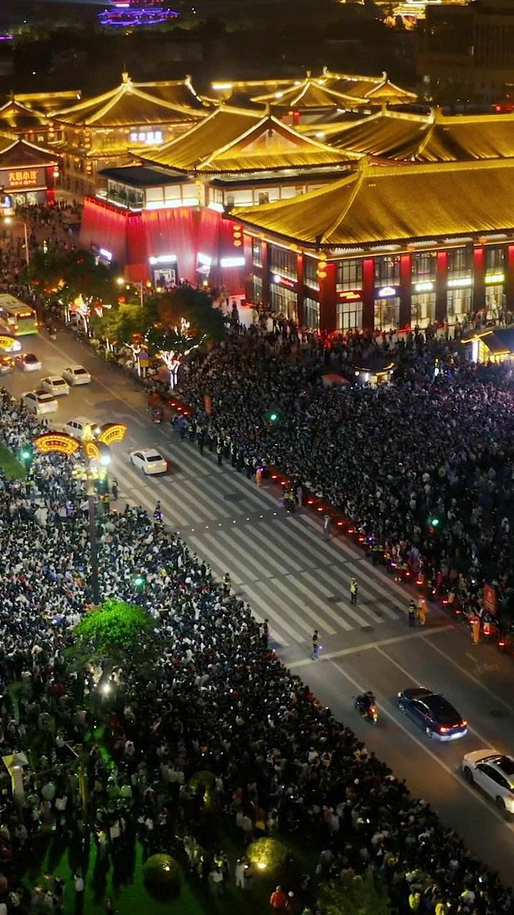 西安疫情前后“对比照”,两种情况两种声音,但都有同一种心态!休闲区蓝鸢梦想 - Www.slyday.coM 西安疫情前后“对比照”,两种情况两种声音,但都有同一种心态!休闲区蓝鸢梦想 - Www.slyday.coM