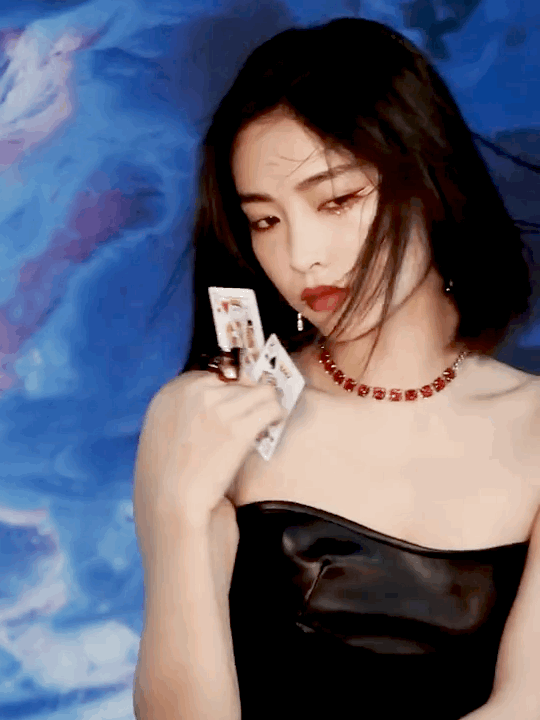 许佳琪这几张动图好绝,美女表面风光,因为太瘦背后一堆夹子!