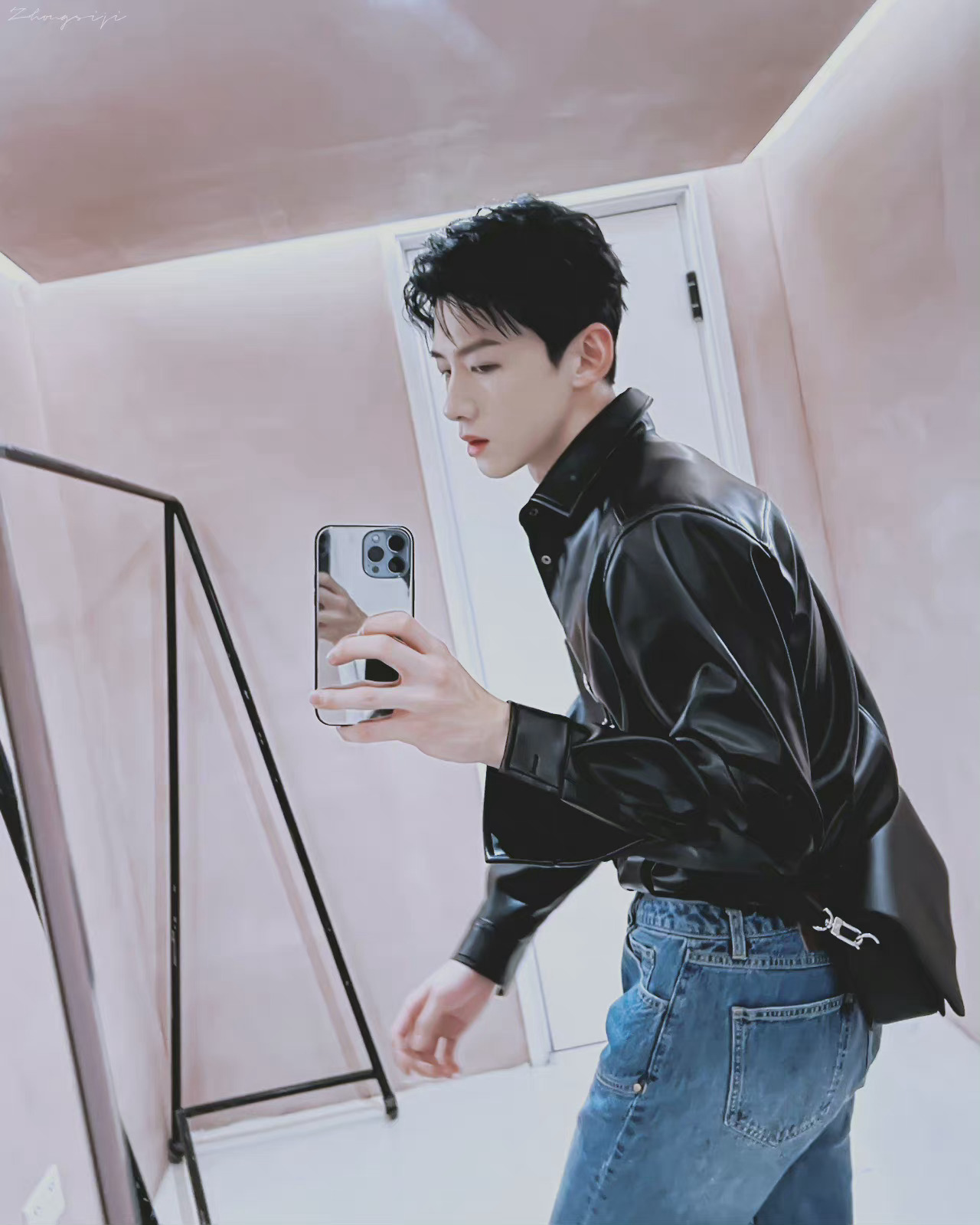 白敬亭ins更新自拍小白学院风的感觉是学长吧